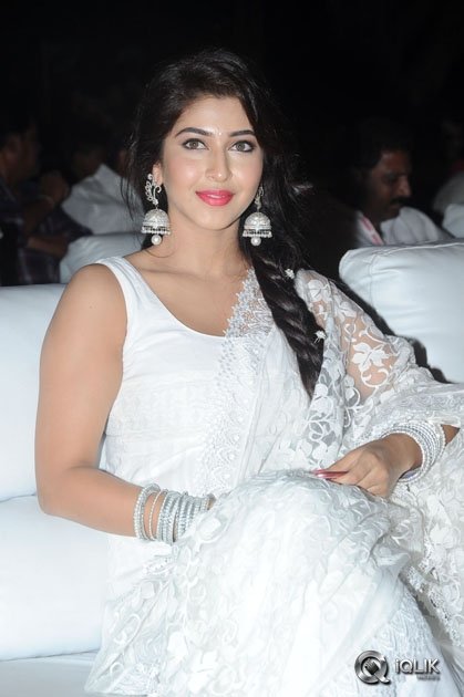 Sonarika-Bhadoriya-at-Jadoogadu-Movie-Audio-Launch